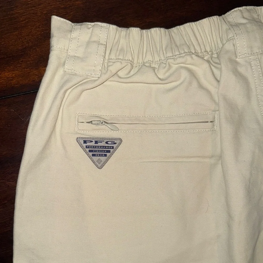 Columbia Men's Cream PFG Cargo Shorts - Large - Picture 6 of 8